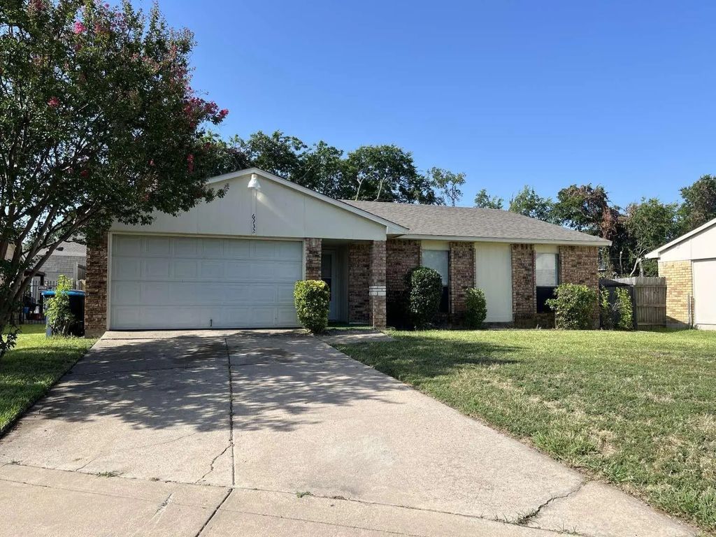 6932 Misty Glen Court, Fort Worth