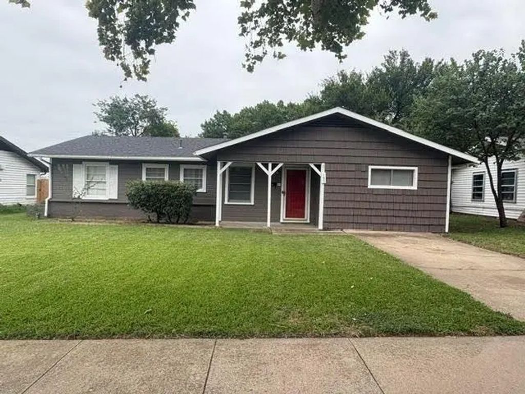 105 Sw Taylor Street, Burleson