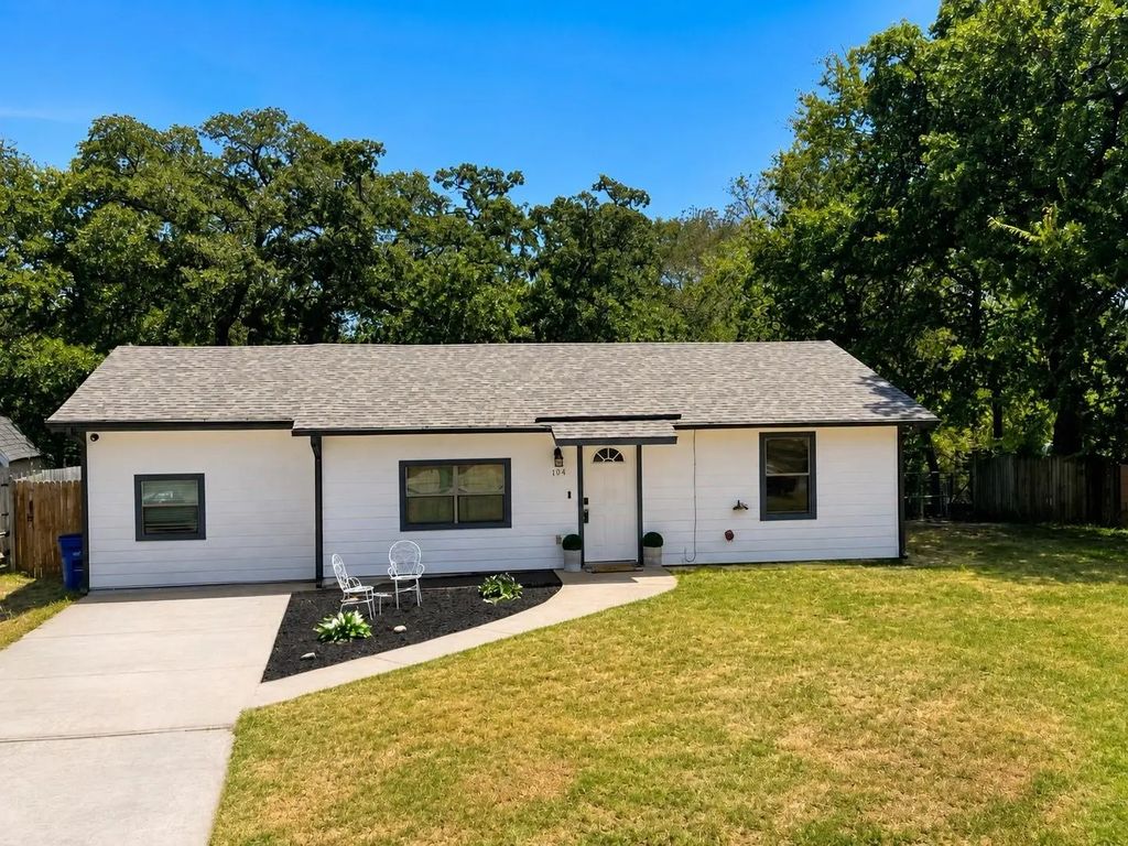 104 Lynn Drive, Azle