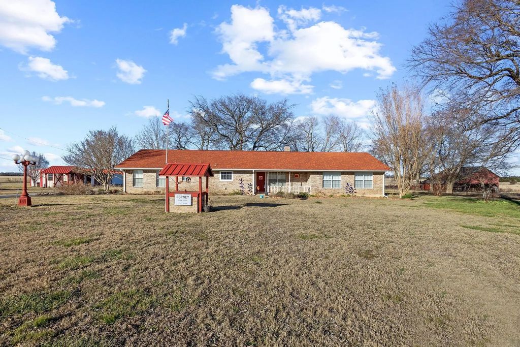 1858 Farm Road 1506, Paris