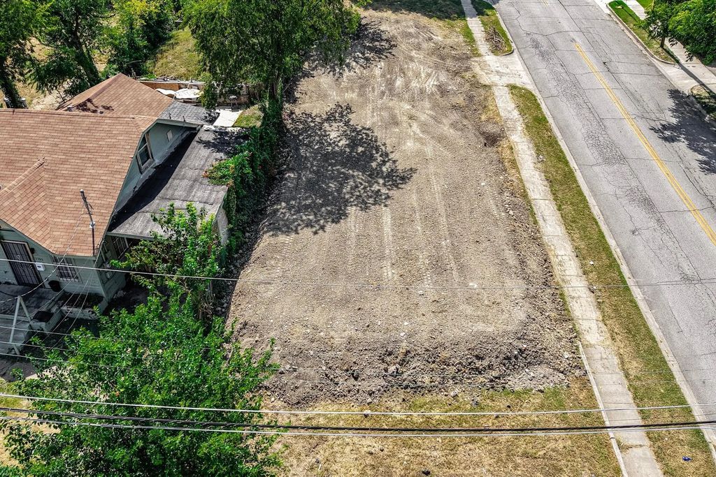 1735 E Waco, Dallas