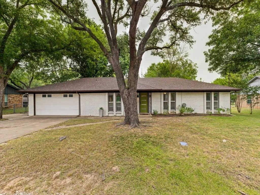 410 E White Street, Pilot Point