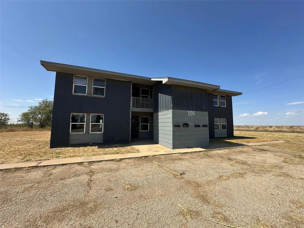 100 Pecos Place, Plainview