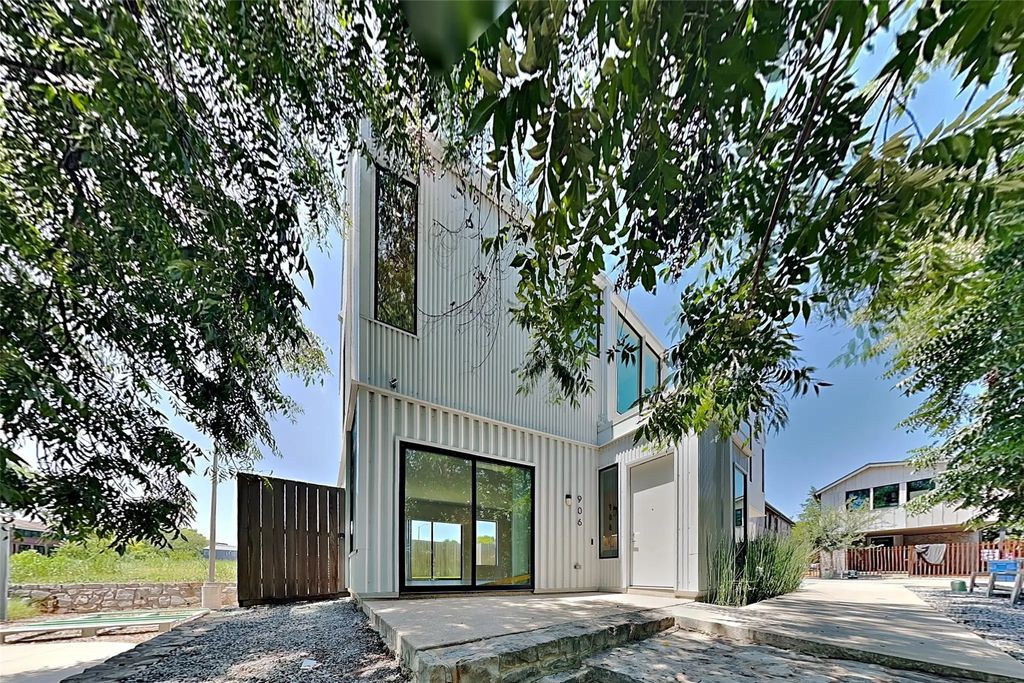906 Blackland Court, Dallas