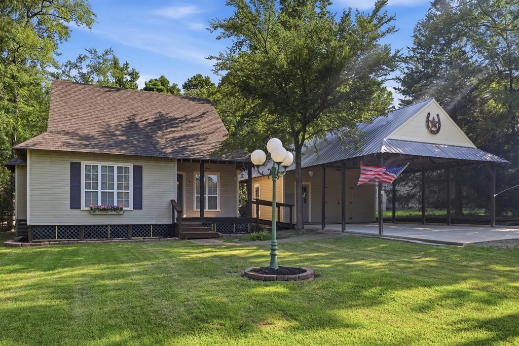 91 Private Rd 52602, Pittsburg