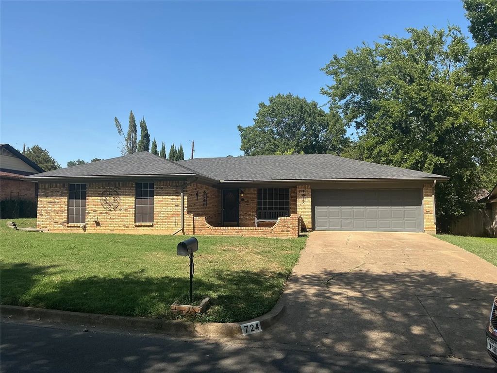724 Barbara Lane, Burleson