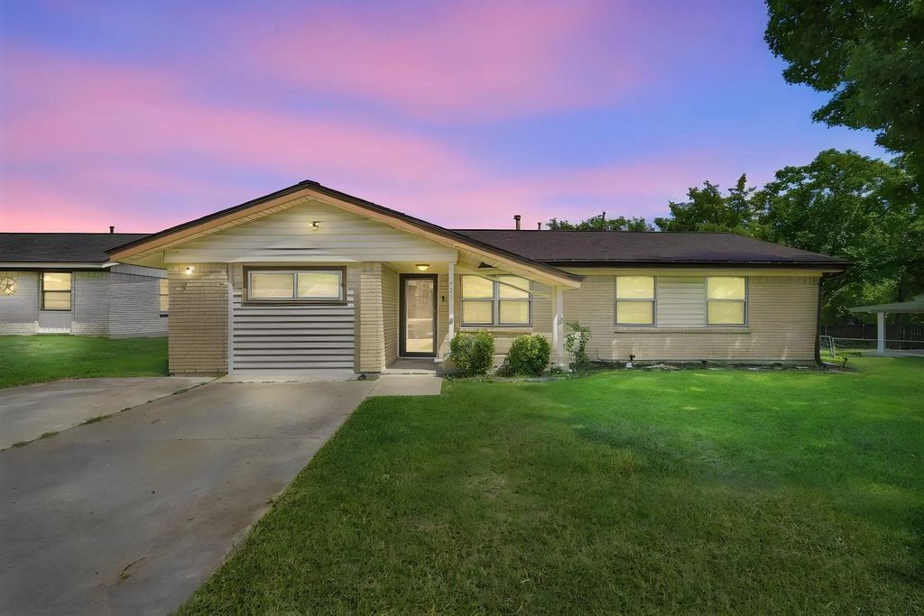 702 Phillips Drive, Ennis