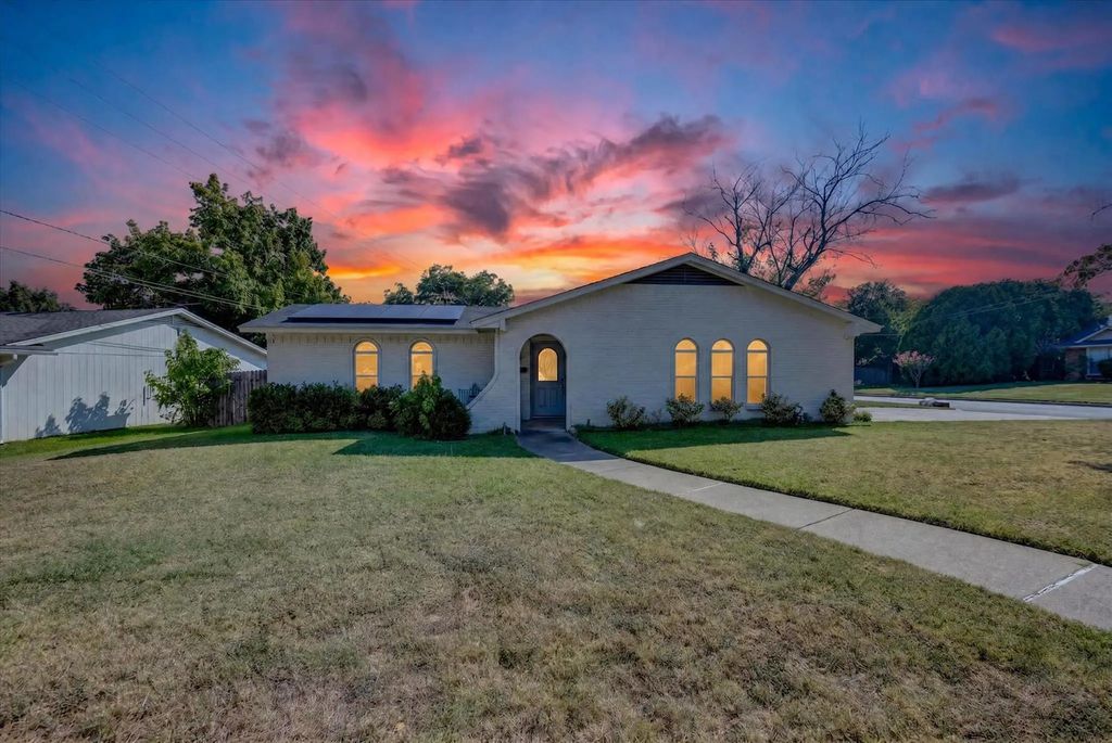 629 Newton Drive, Burleson