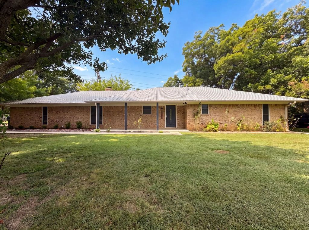 5204 Camino Dos Lagos Drive, Sherman