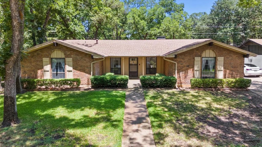1611 Phyllis Court, Irving