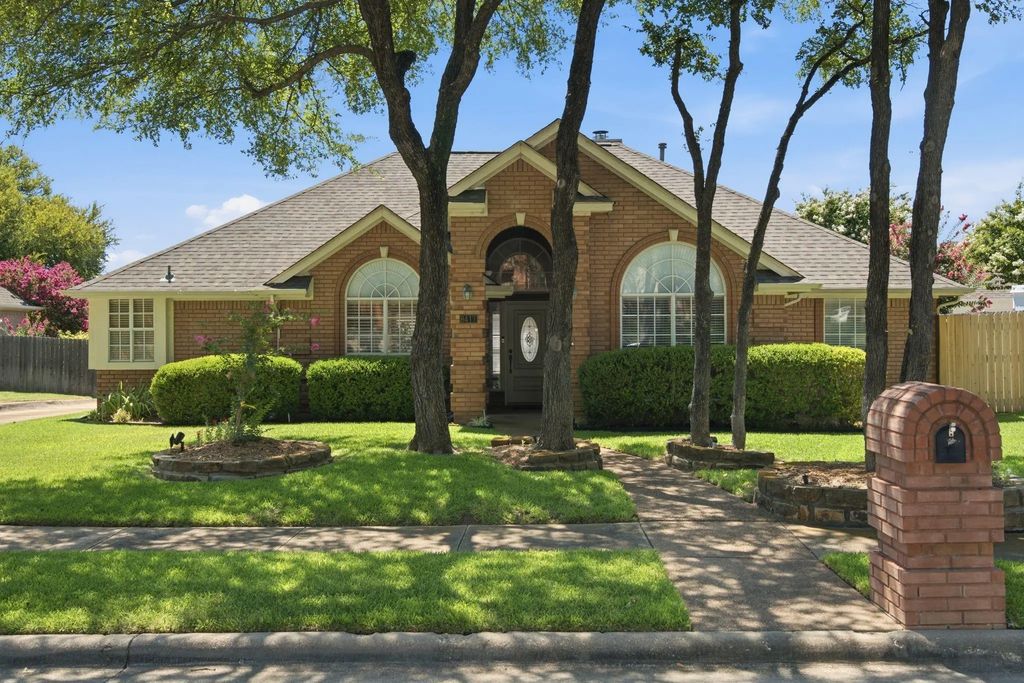 8417 Castle Creek Road, North Richland Hills