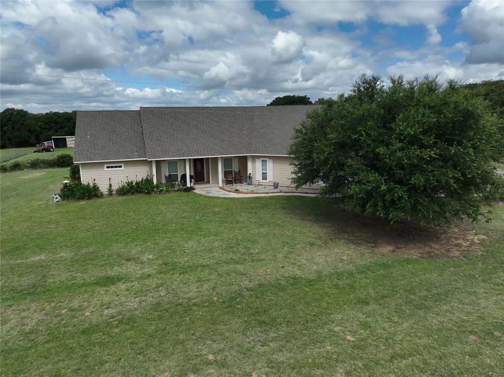 1590 Highway 588, Comanche