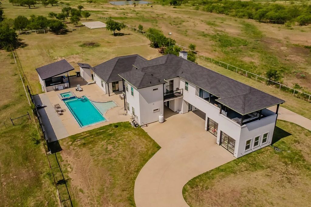 616 County Road 903, Cleburne