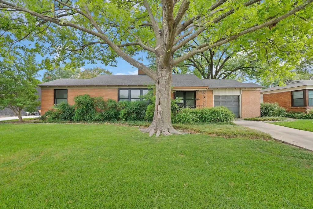 3617 W Seminary Drive, Fort Worth