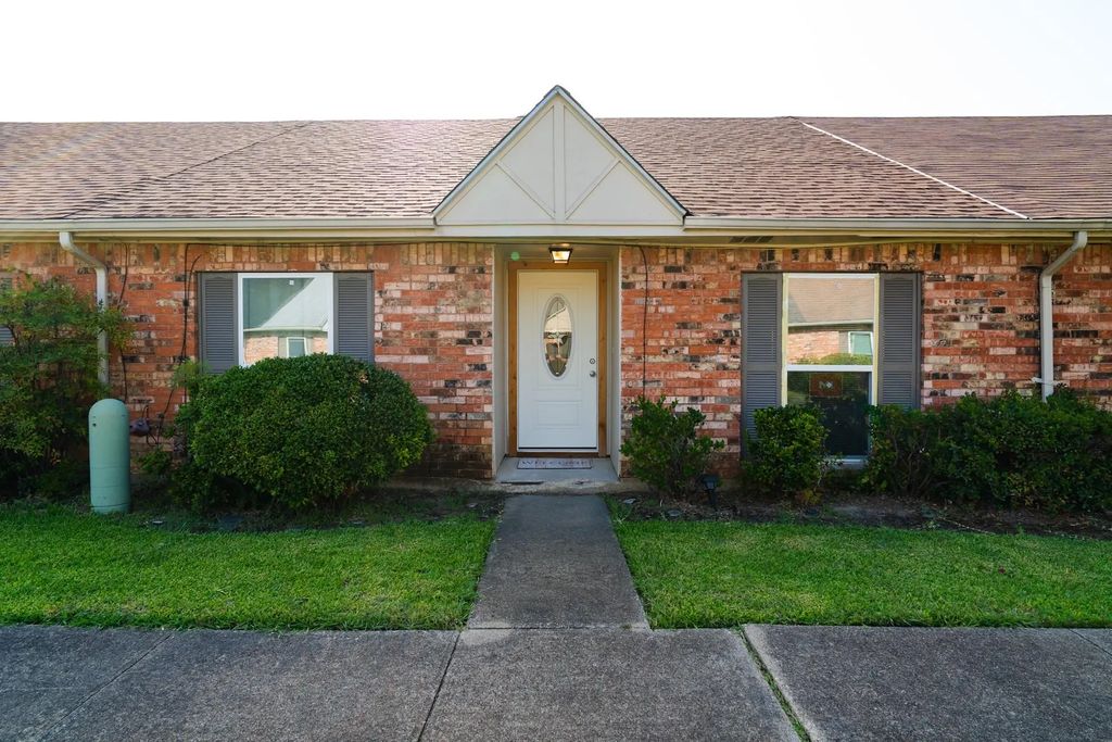 27 W Townhouse Lane, Grand Prairie