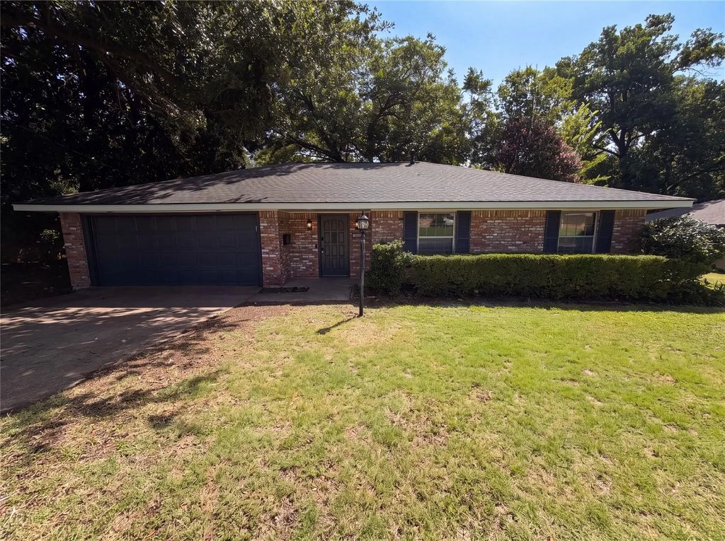 304 Brook Hollow Drive, DeSoto
