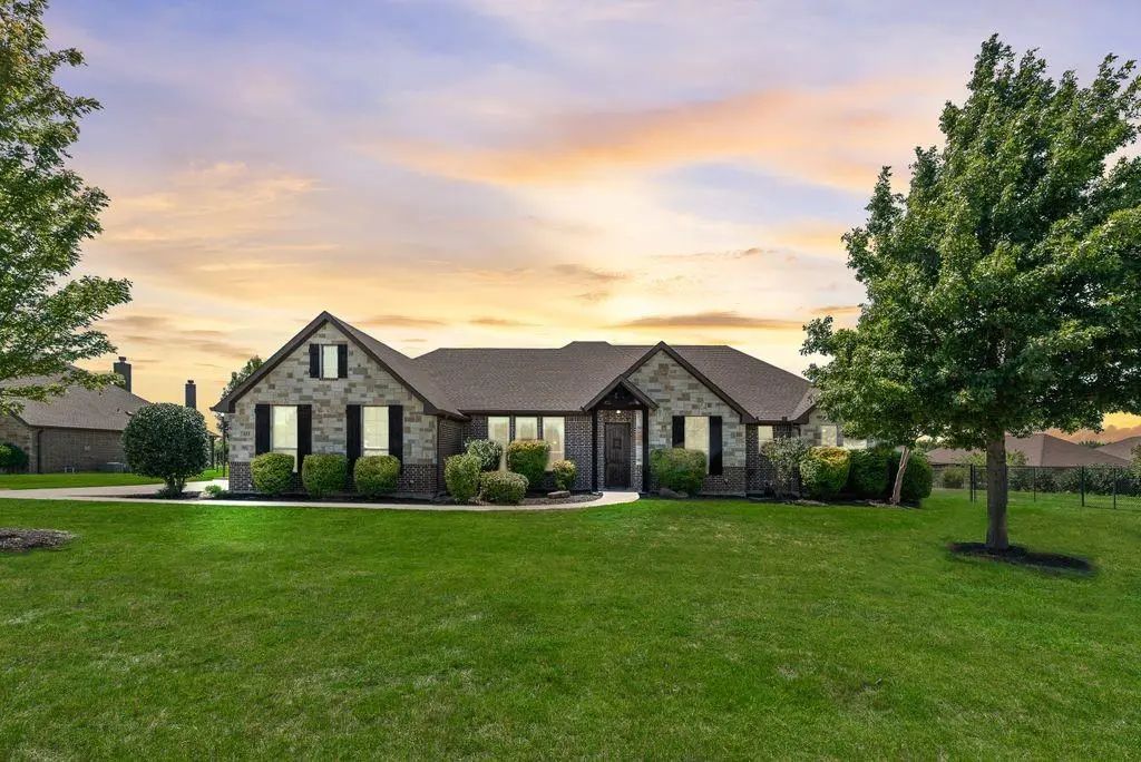421 Walker Court S, Waxahachie