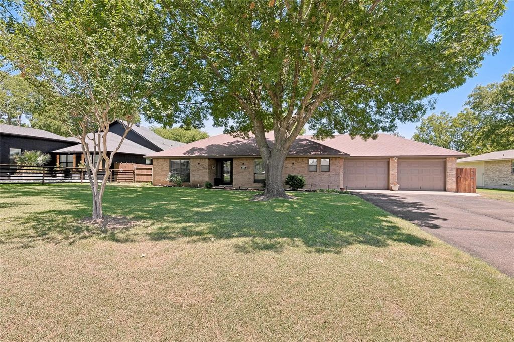 226 Oakwood Drive, Lancaster