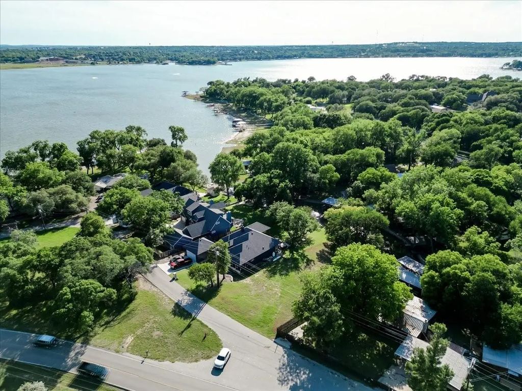 1115 E Lake Drive, Weatherford
