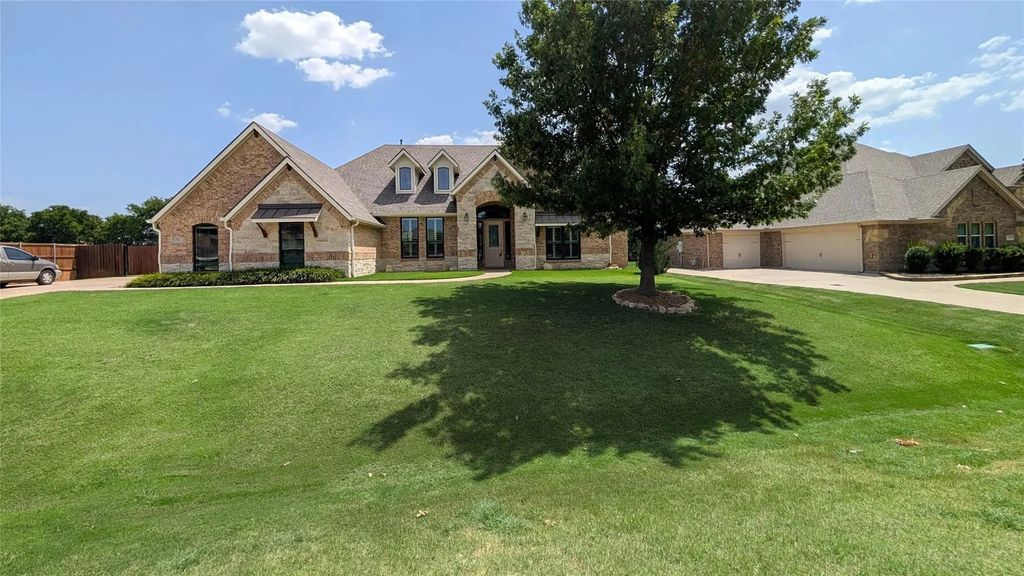 1301 Twisting Star Drive, Fort Worth