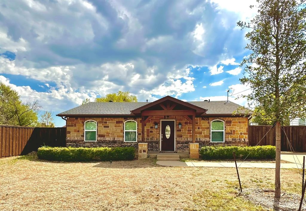3922 Clay Avenue, Irving