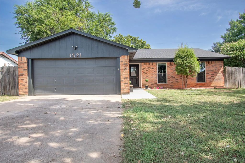 1521 Augusta Road, Benbrook
