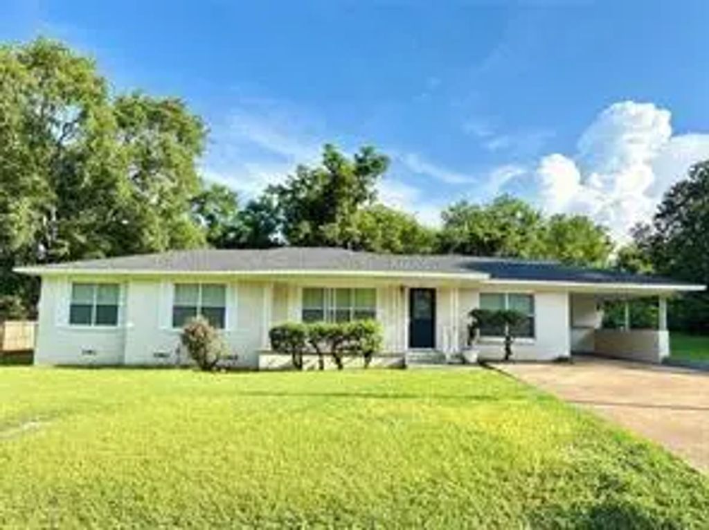 105 Calloway, Hughes Springs
