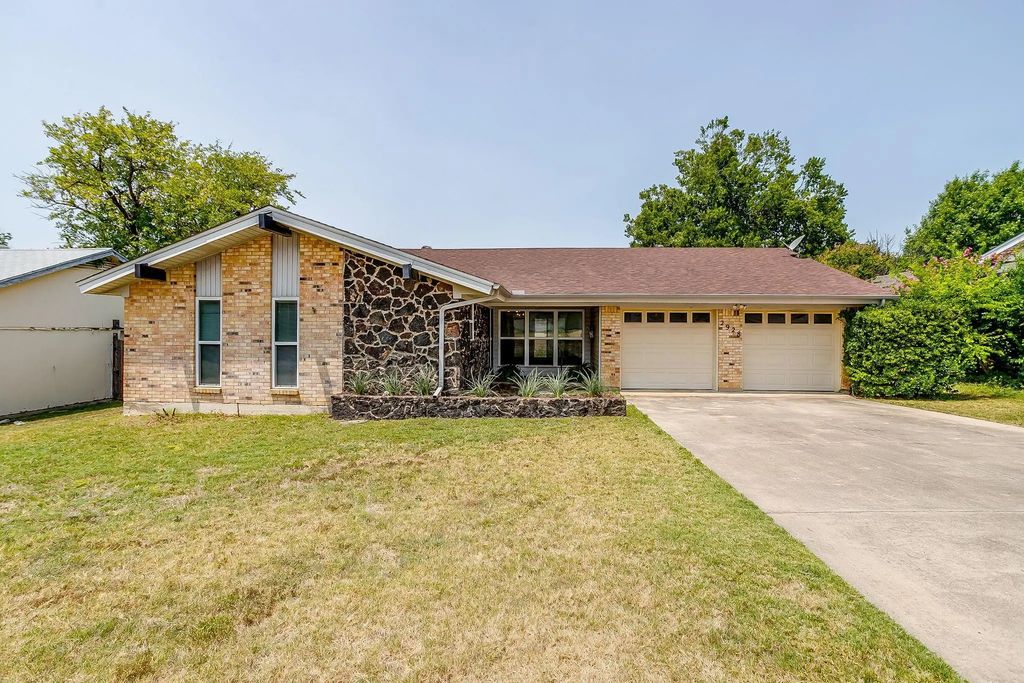 2928 Laredo Drive, Fort Worth