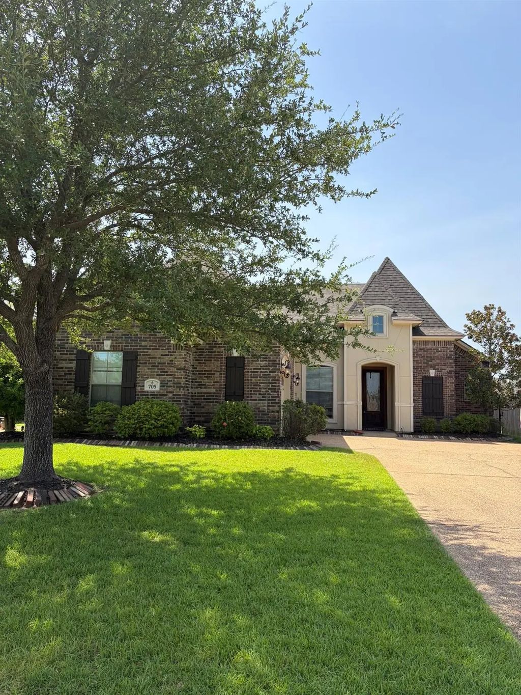 705 Saint Martins Lane, Bossier City