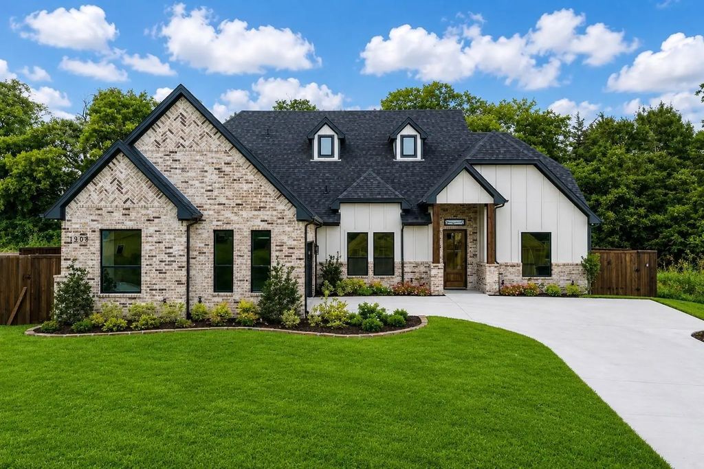 1908 Heritage Knoll Drive, Sherman