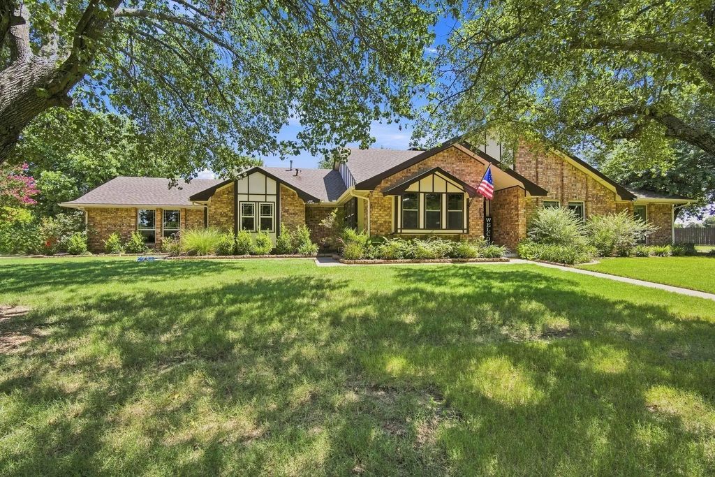210 Rock Springs Court, Waxahachie