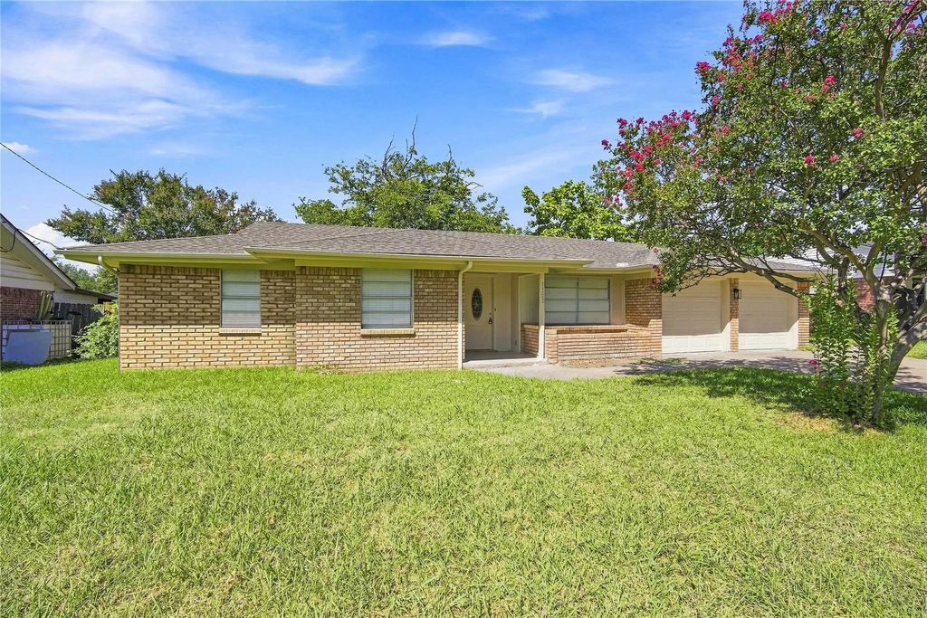 1109 Williamsburg Drive, Ennis