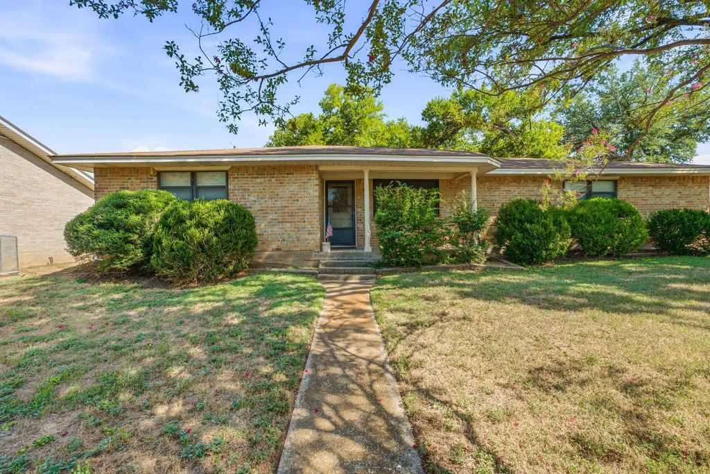 904 Spanish Trail Drive, Granbury