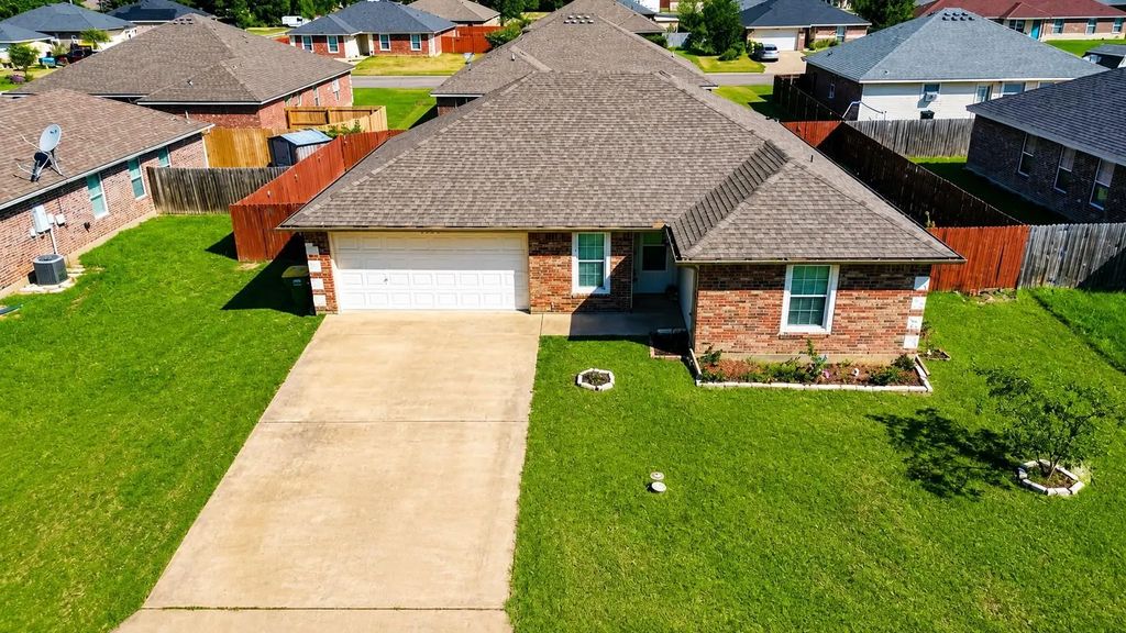 2003 Firefly Circle, Bellmead