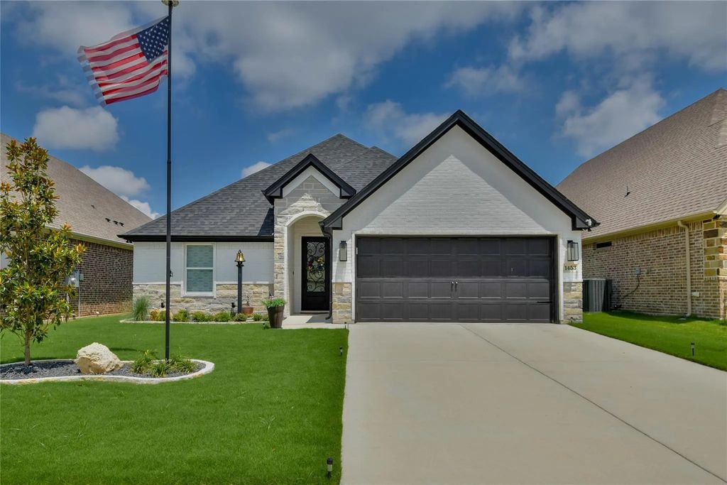 1453 Highland Park Circle, Granbury