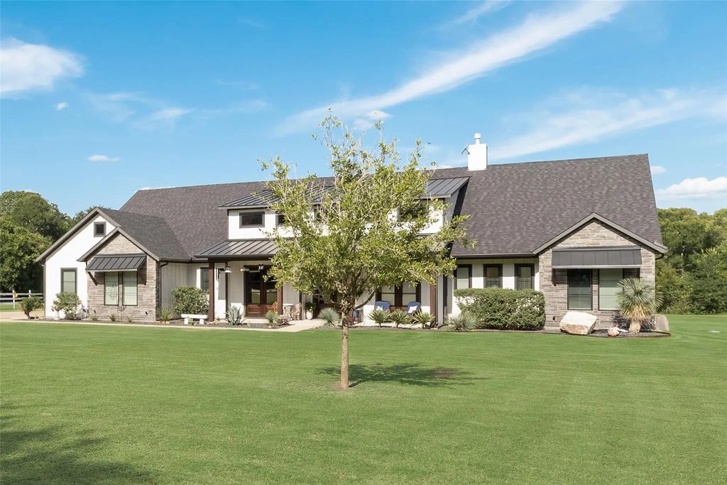 160 N Falling Leaves Drive N, Waxahachie