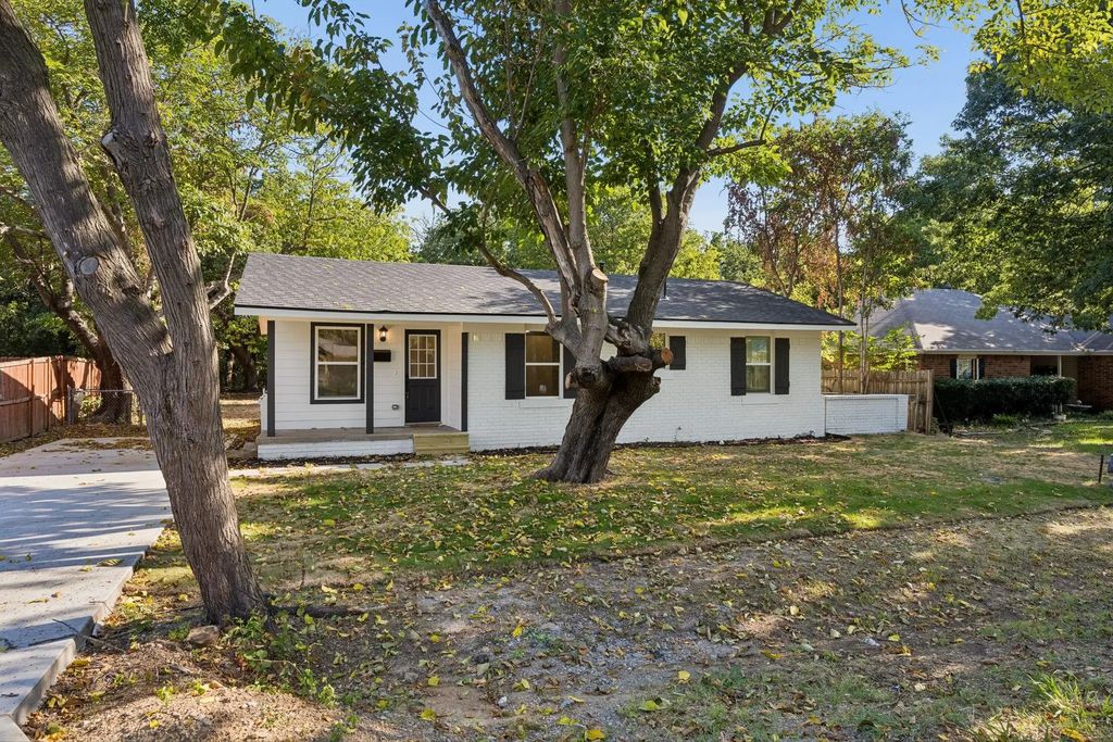 238 Oakwood Circle, Shady Shores