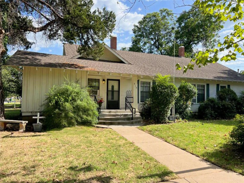 715 E Ikard Street, Henrietta