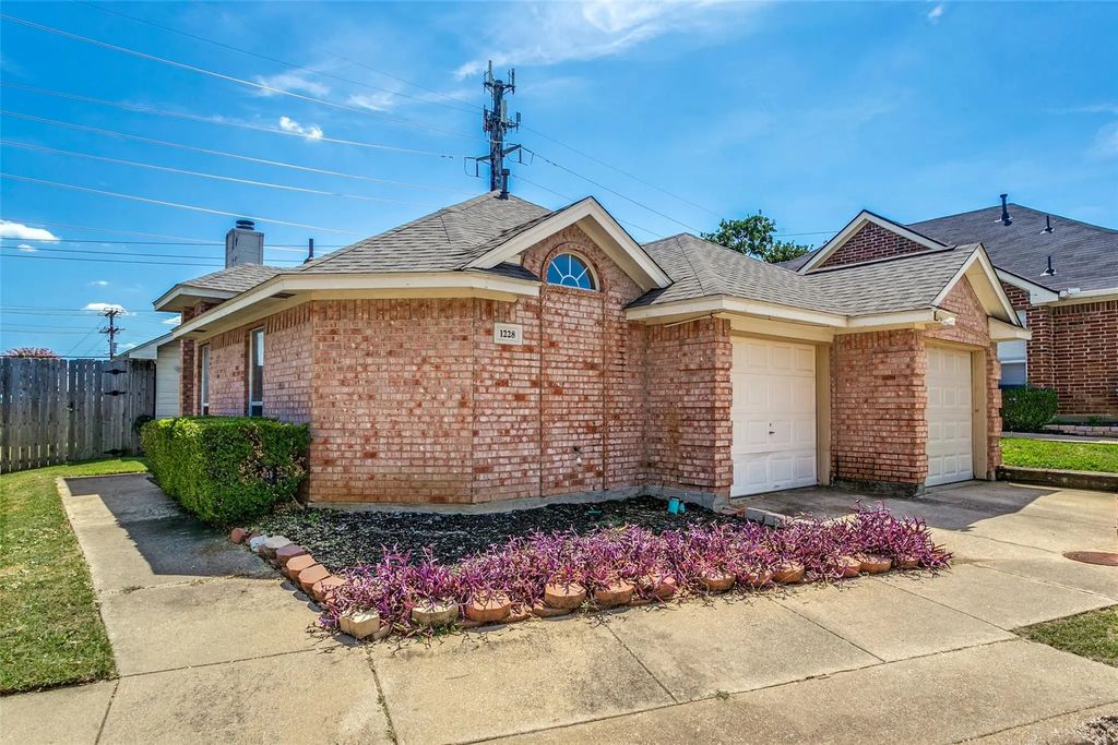 1228 Falcon Trail, Bedford