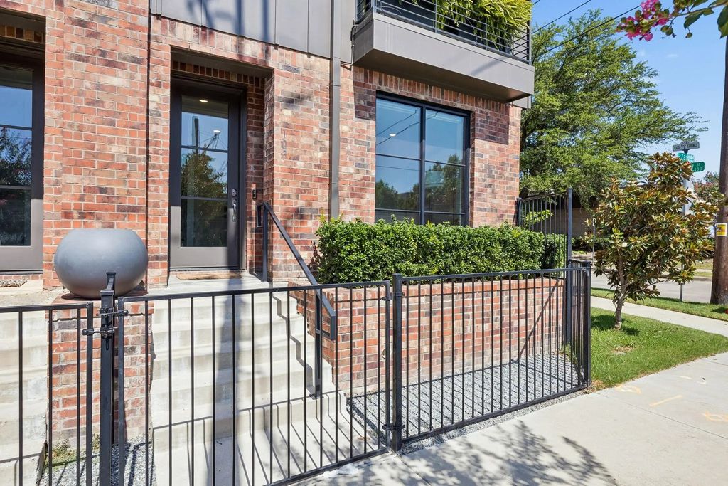 737 N Zang Boulevard 103, Dallas