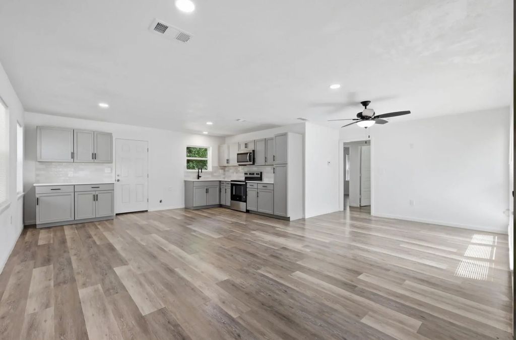 810 N Carrier Parkway, Grand Prairie