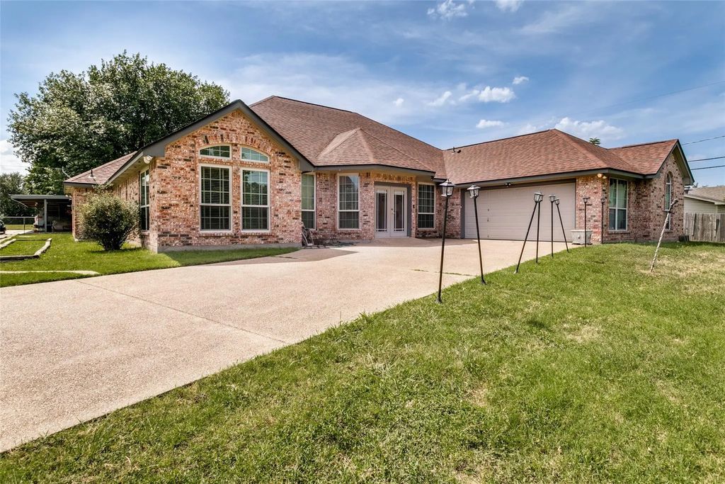 1425 Tobie Layne Street, Benbrook