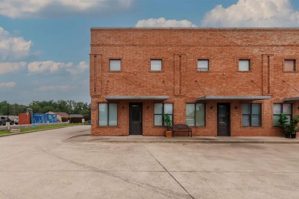 202 W Jefferson Street 104, Palmer