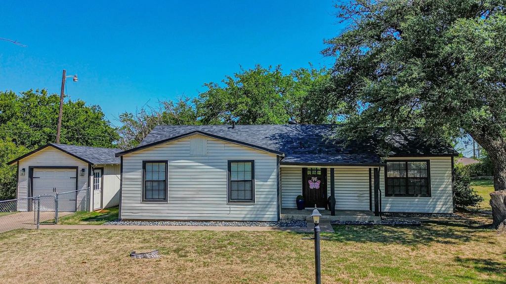 1813 Clear Lake Road, Weatherford