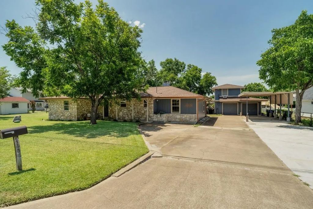 4606 E Holiday Estates Court, Granbury