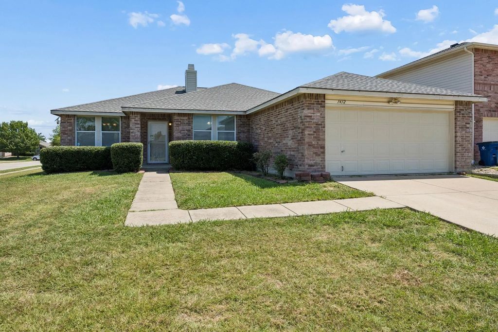1412 Sunflower Court, Burleson