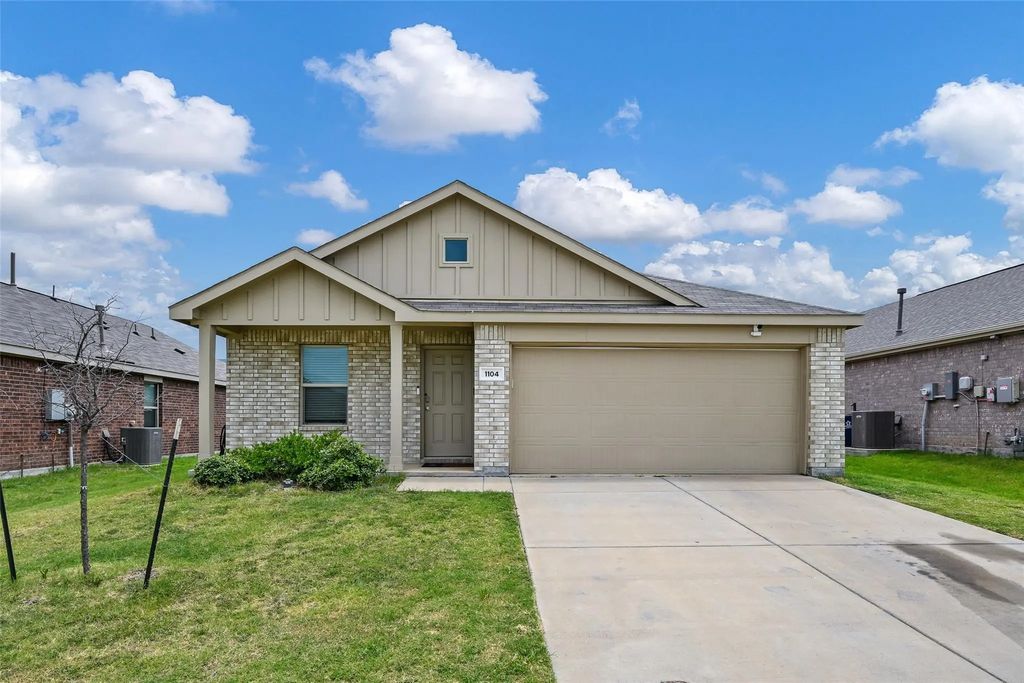 1104 Crestview Drive, Hutchins