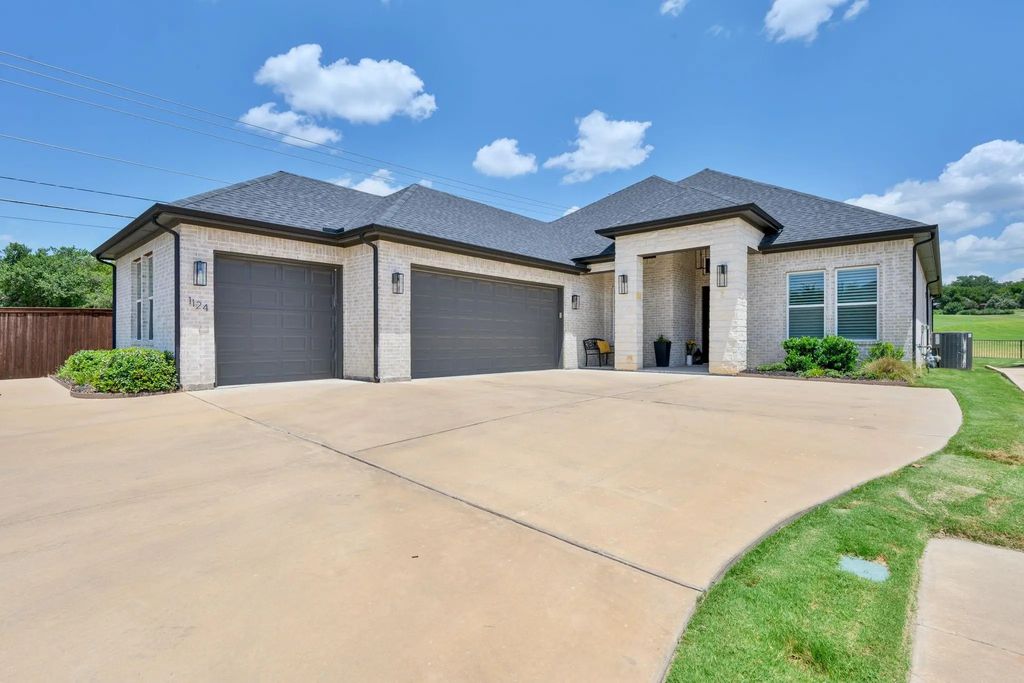 1124 Aviara Court, Granbury