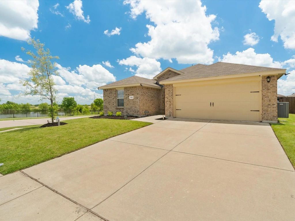 808 Watermill Road, Royse City
