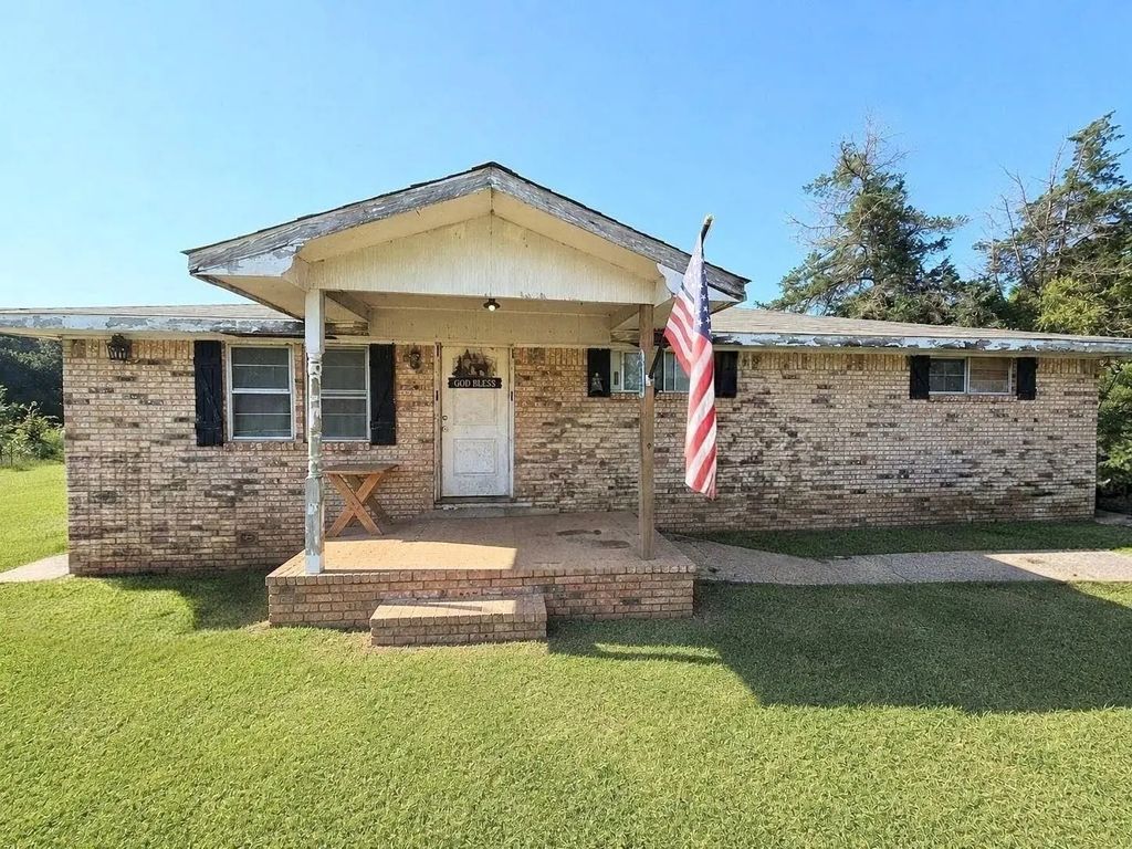 570 An County Road 2419, Montalba